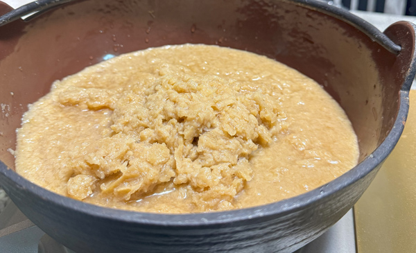 お鍋にスープを入れる